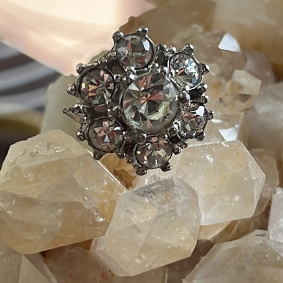 Vintage rhinestone earrings.  Clusters.  Screw backs for non pierced wears. - Picture 2 of 15